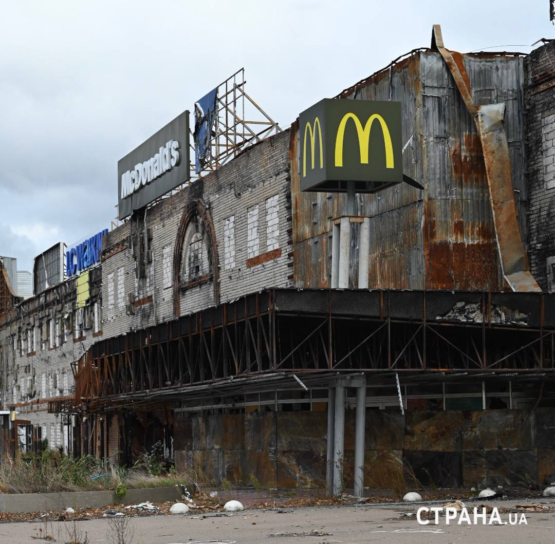 Разрушенное здание МакДональдс в Херсоне