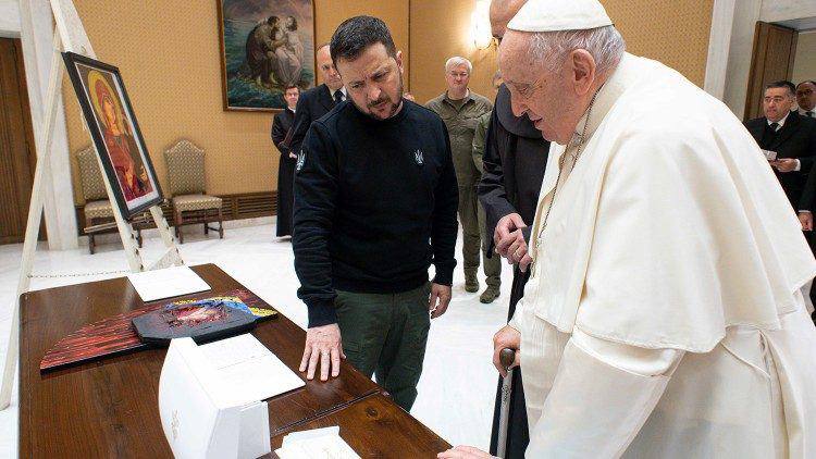 Зеленский подарил папе римскому икону Мадонны на бронежилете