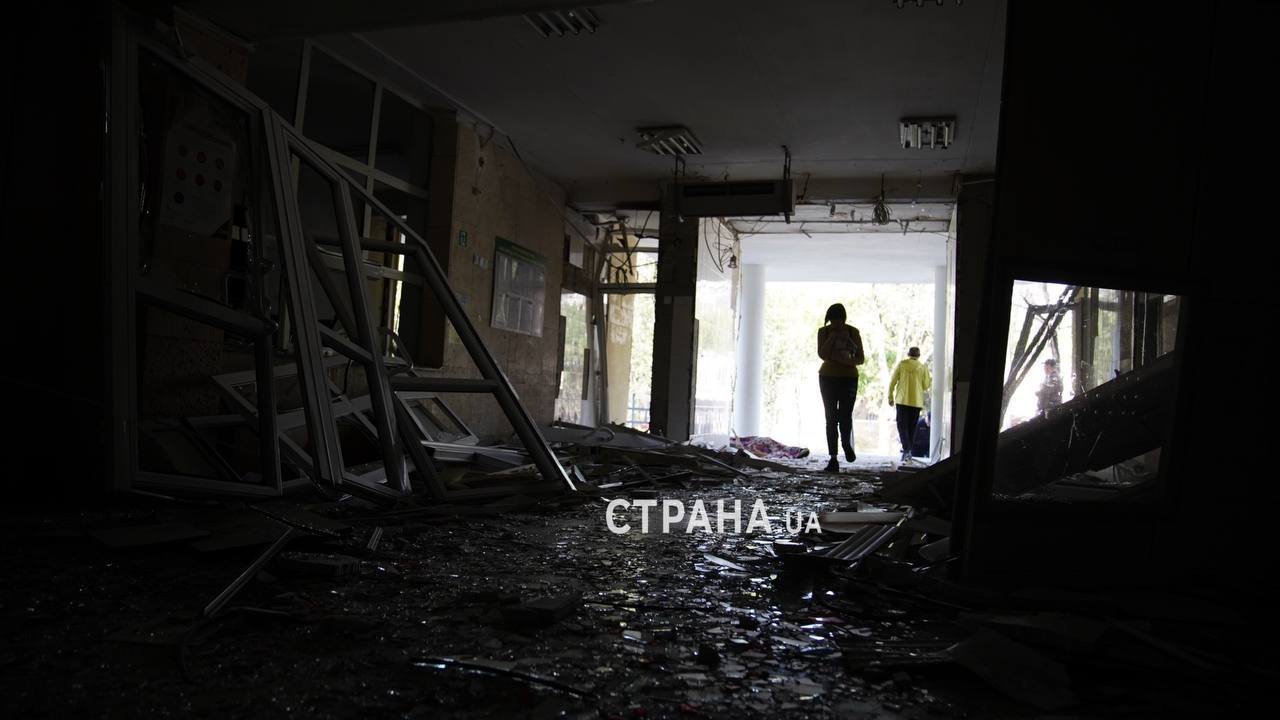 Последствия удара по поликлинике в Киеве
