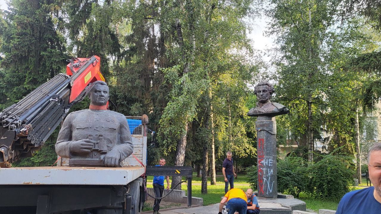 В Полтаве демонтировали памятники Ватутину и Пушкину