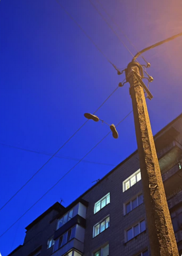 В Прикарпатье граждане бросают обувь на линии электропередач