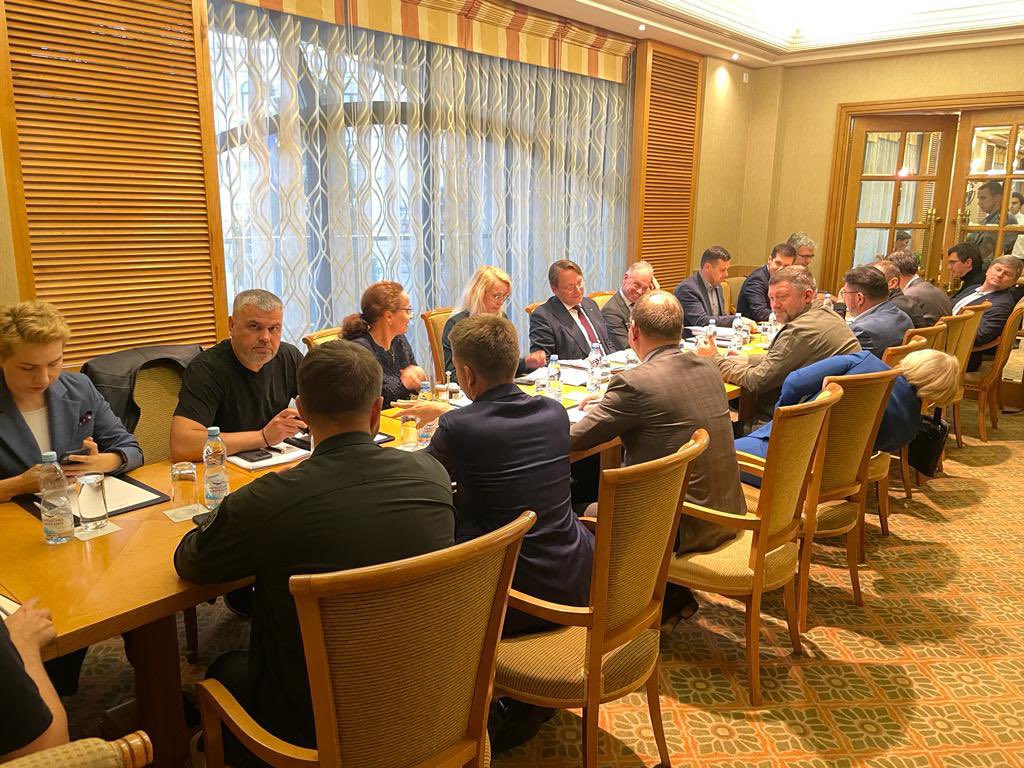 Встреча с еврокомиссаром Варгеи собрала большую группу народных депутатов. Фото: twitter.com/OliverVarhelyi