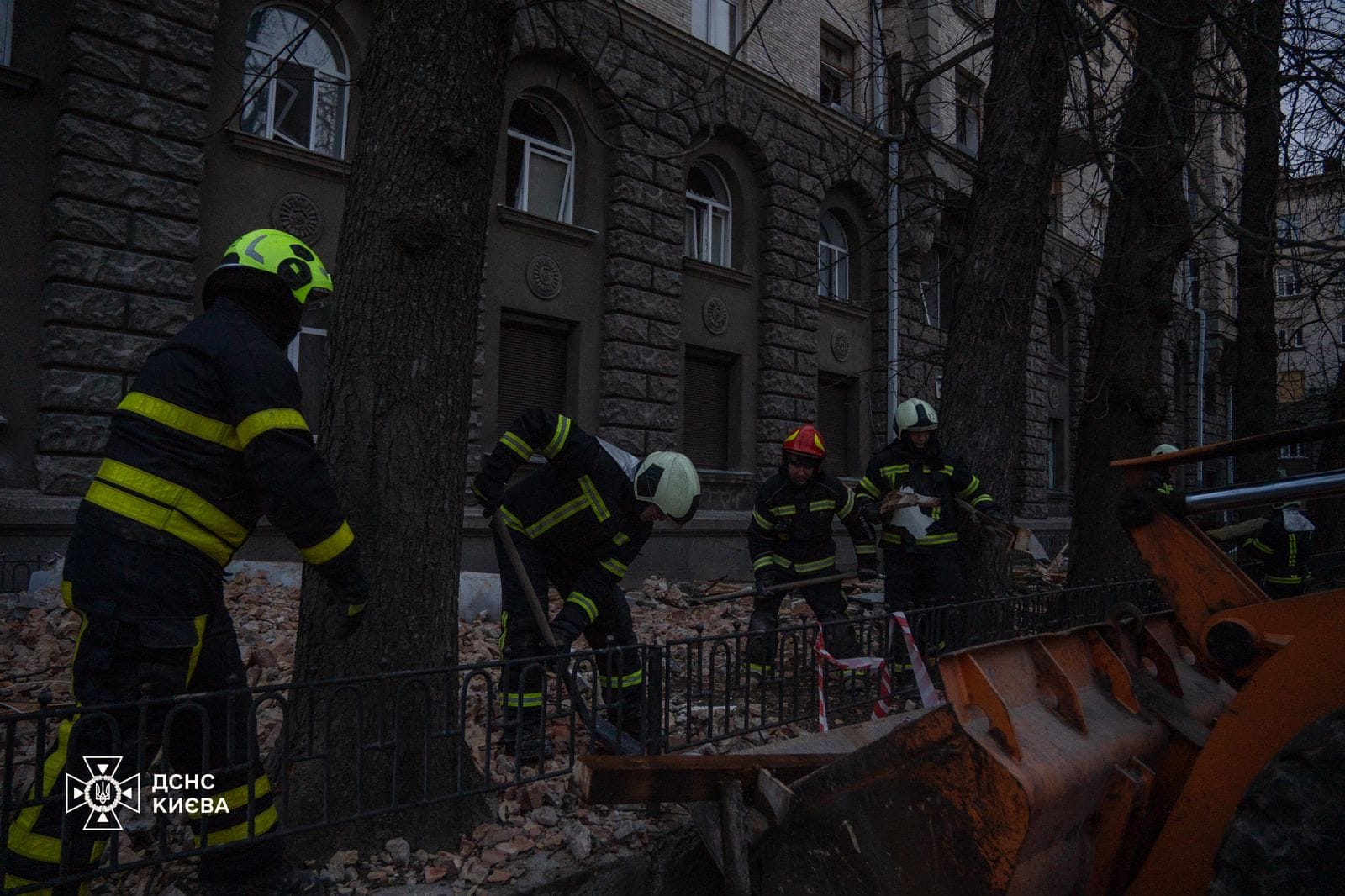 Фото (3) ліквідації наслідків удару дрону. Джерело - facebook.com/MNS.GOV.UA/