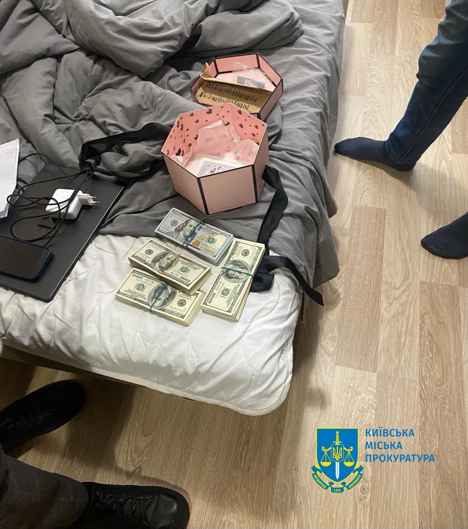 Фото денег подозреваемого. Источник - facebook.com/kyiv.gp.gov.ua