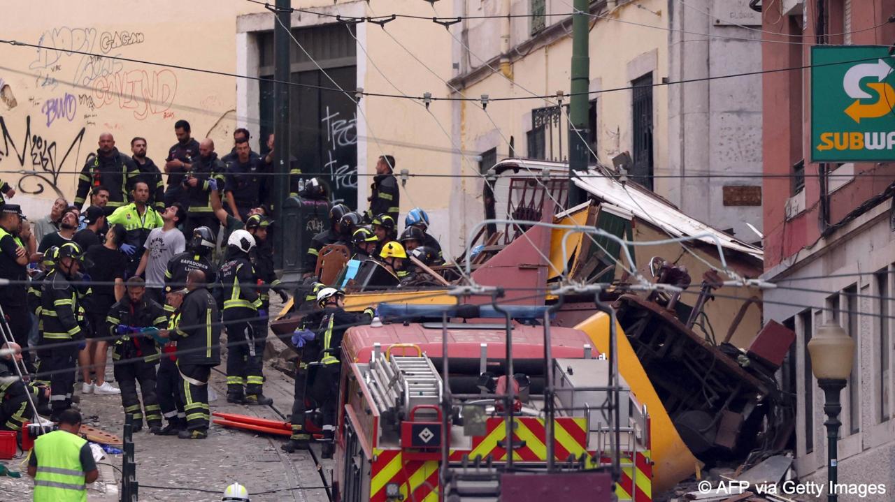 Фото рятувальної операції у Лісабоні. Джерело - AFP