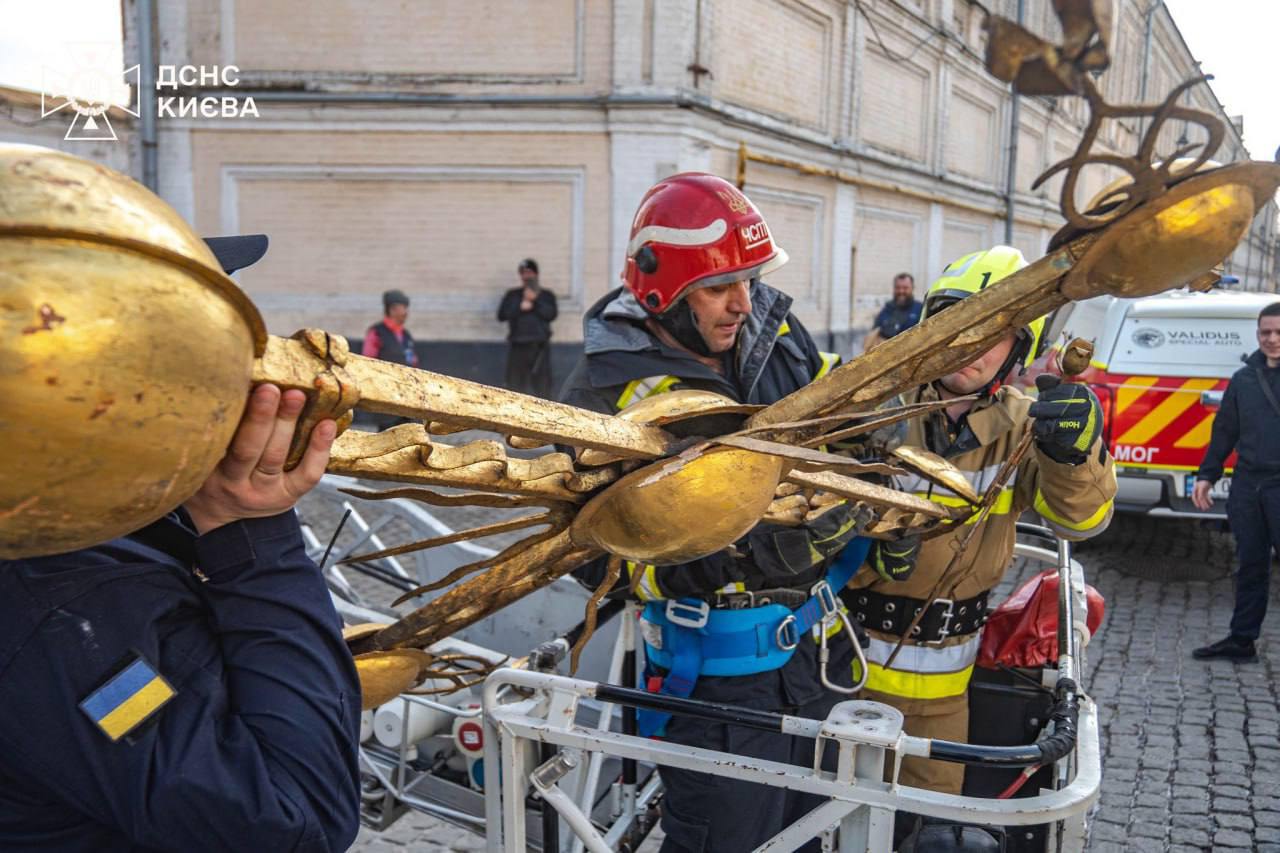 Фото креста, упавшего с храма. Источник ГСЧС Украины