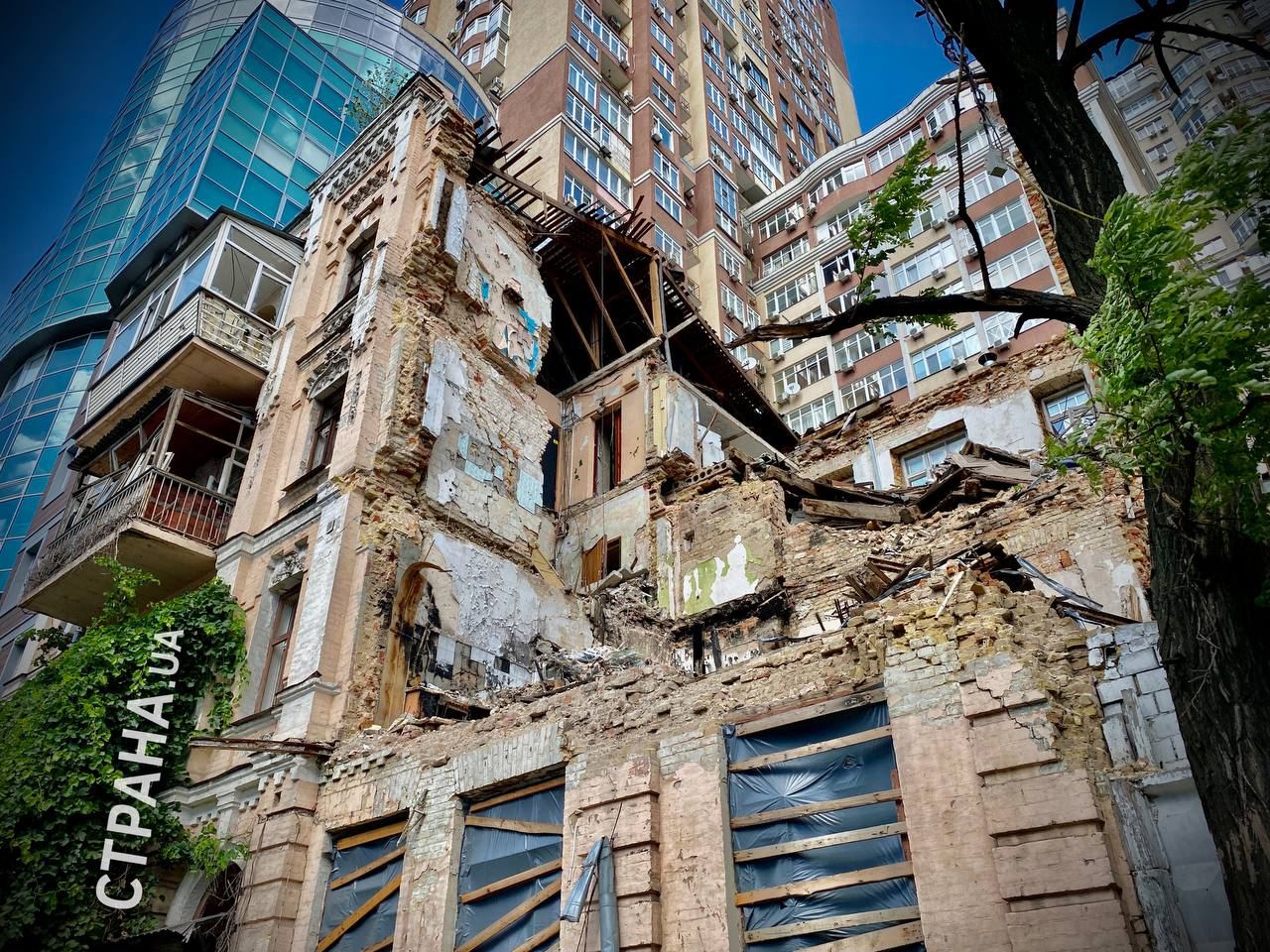 Фото зруйнованого житлового будинку у Києві на Жилянській