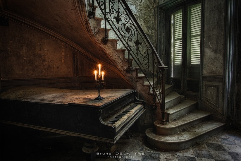 Свеча, старое расстроенное фортепиано и одинокая лестница.
Автор фото: Bruno DELATTRE