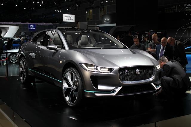 Jaguar I-Pace станет серийным в 2018 году. Это еще и первый электромобиль Ягуар, ведь он оснащен двумя 200-сильными электромоторами. 4 с до сотни и запас хода в 500 км позволят составить конкуренцию Tesla Model X
Фото: Jaguar I-Pace/autocentre.ua